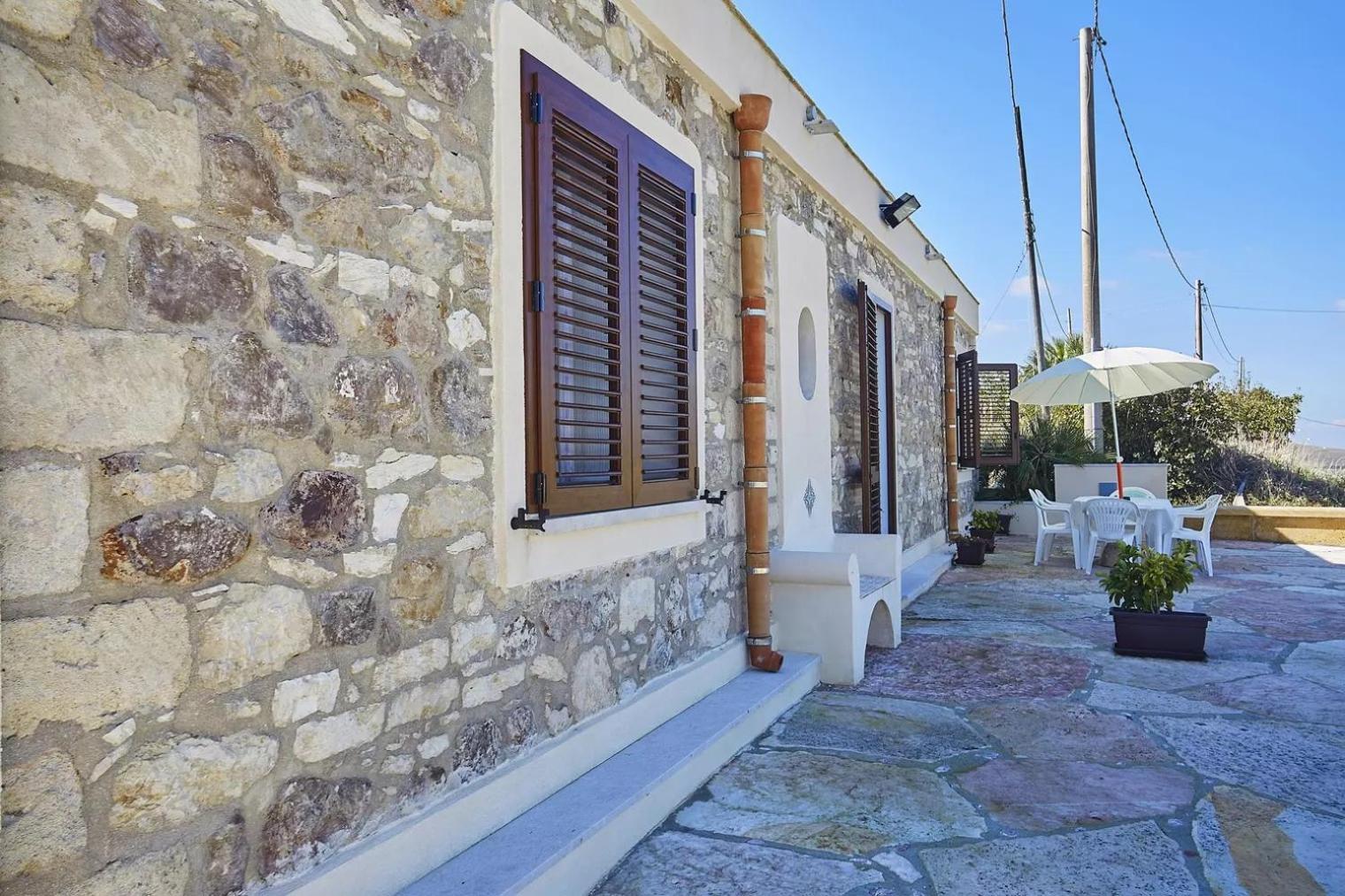 Casale Sammartano Apartments Ummari Exterior photo